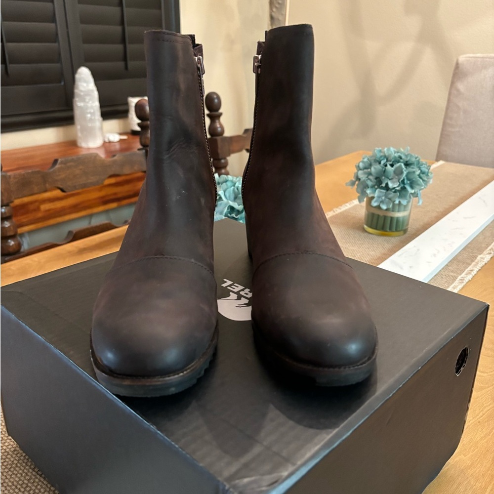Sorel Women’s Cate Bootie Blackened Brown Leather Suede booties. - Picture 5 of 6